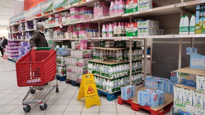 Varias personas compran leche en un supermercado de Madrid, en una imagen de archivo. EFE/ Fernando Villar
