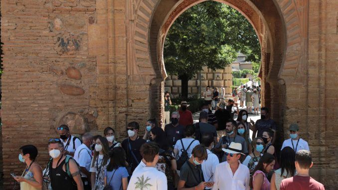 Visitantes en la Alhambra. EFE/Archivo
