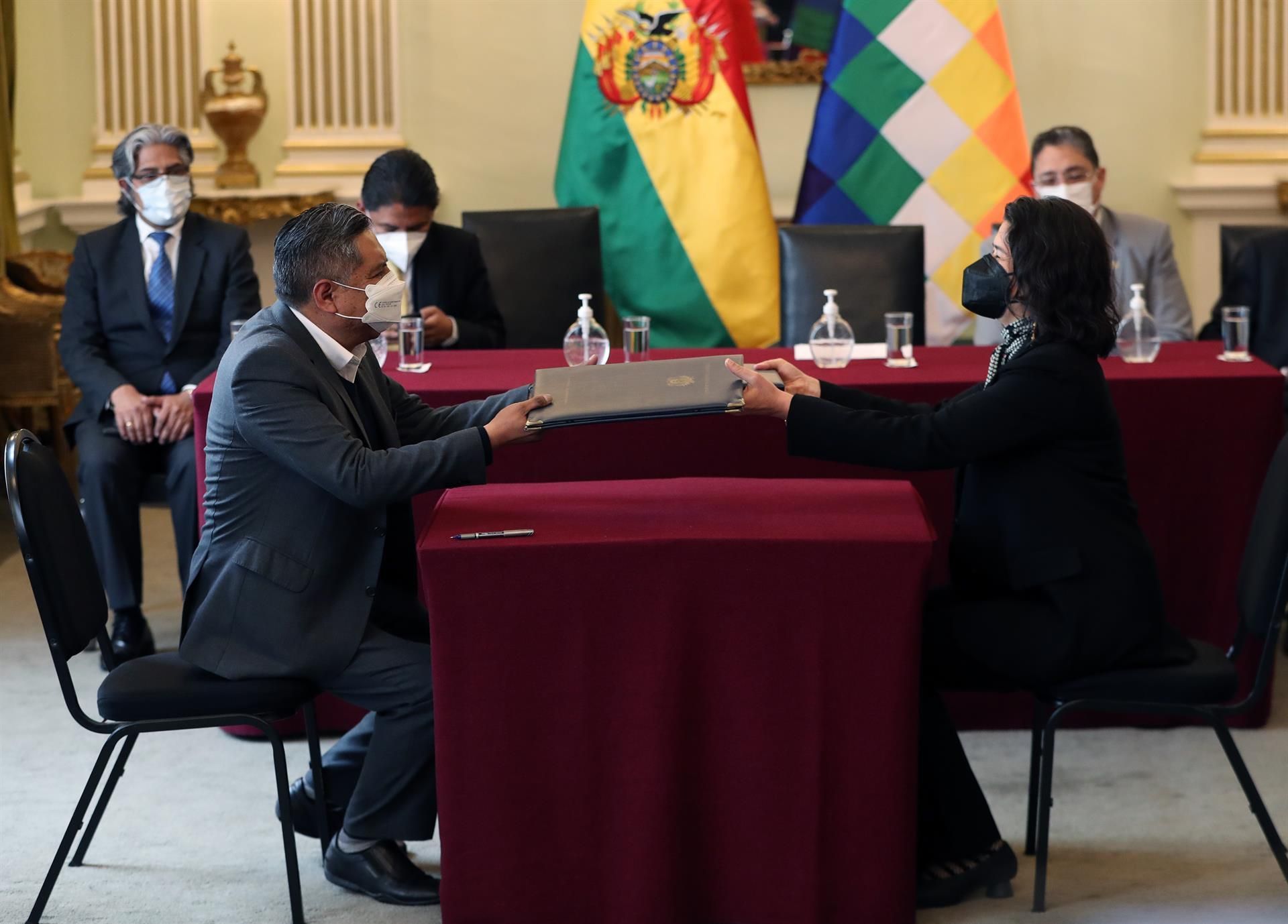 El canciller boliviano, Rogelio Mayta (i), y la secretaria ejecutiva de la CIDH, la mexicana Tania Reneaum (d), se reúnen en La Paz (Bolivia), este 22 de marzo de 2022. EFE/ Martin Alipaz
