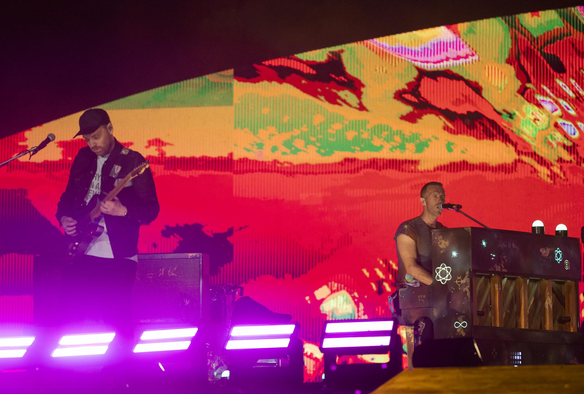 El cantante británico Chris Martin y su banda Coldplay se presentan, durante el concierto de la gira "Music of the Spheres" en el Estadio Olímpico Félix Sánchez de Santo Domingo (República Dominicana). EFE/ Orlando Barría
