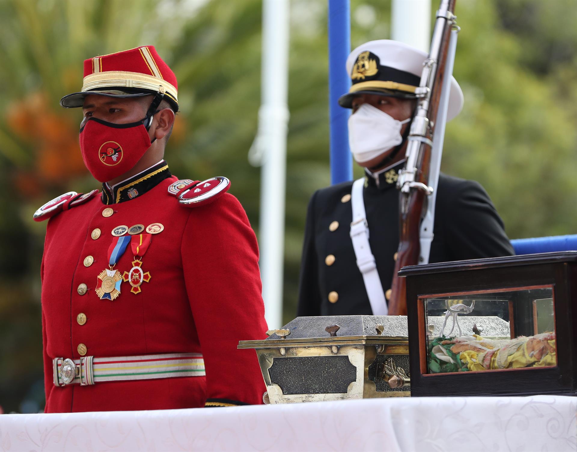 Fotografía de un cofre con los restos de Eduardo Abaroa, durante una conmemoración por los 143 años de pérdida de su litoral, hoy, en a Paz (Bolivia). Bolivia inició este martes los actos conmemorativos por los 143 años de pérdida de su litoral con el traslado de los restos del prócer Eduardo Abaroa a una plaza del mismo nombre en La Paz y ratificando su "compromiso" por recobrar un acceso soberano al mar. EFE/ Martin Alipaz
