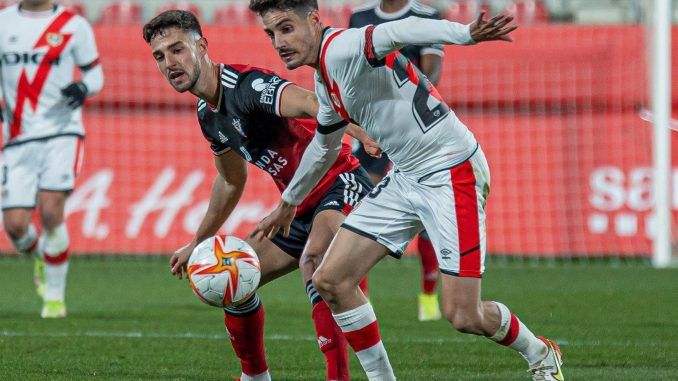 El centrocampista del Rayo Vallecano Óscar Valentín protege el balón en una imagen de archivo. EFE/Santi Otero
