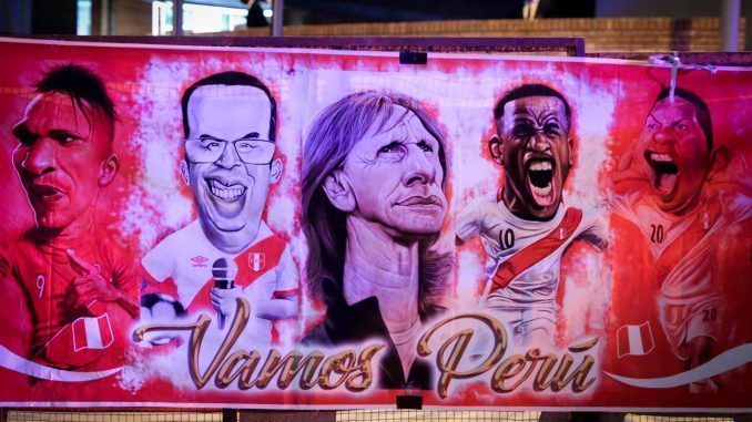 Fotografía de un cartel con los dibujos en caricatura de jugadores de la selección peruana de fútbol y de su entrenador, el argentina Ricardo Gareca (c), como parte del ambiente en la víspera del partido contra Uruguay, en las calles de Montevideo (Uruguay). EFE/ Jacinta Rivera Trobo
