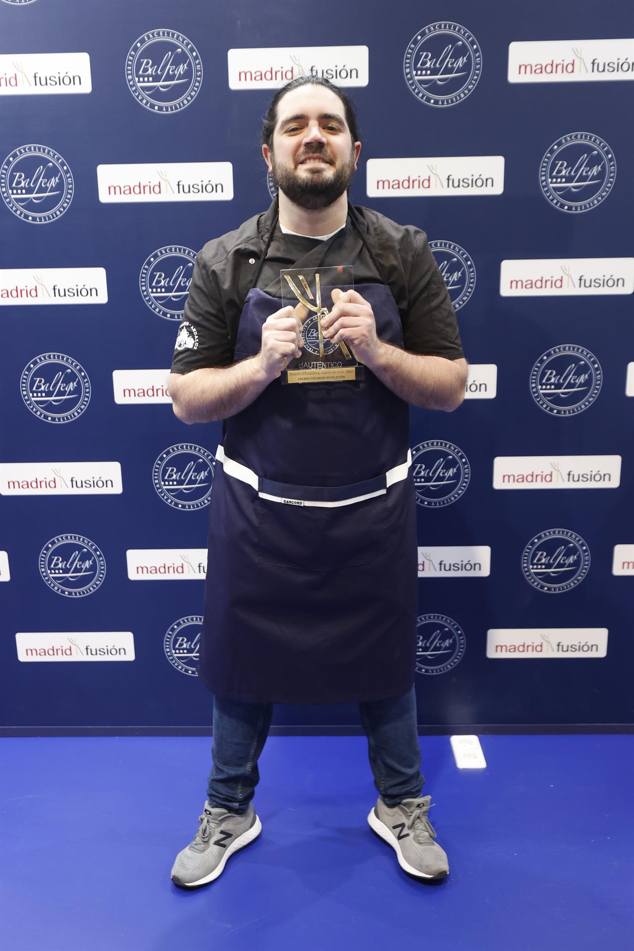 El chef Pedro Aguilera. del restaurante Mesón Sabor Andaluz de Alcalá del Valle, Cádiz, recoge el premio al "Cocinero Revelación". EFE/Javier Lizón
