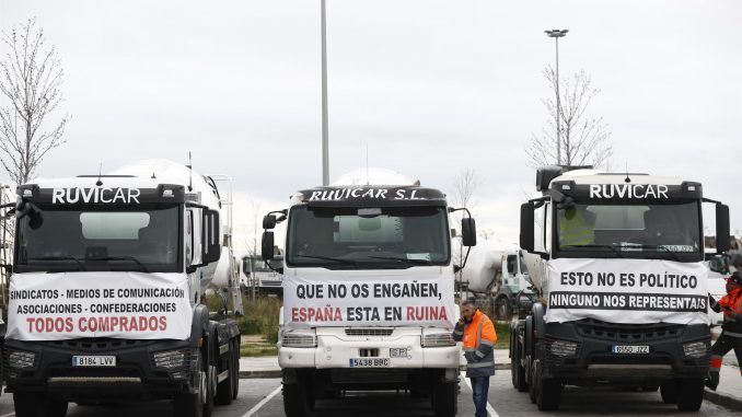 Vista del comienzo de la marcha lenta que protagonizan los camioneros con salida este miércoles en el estadio Wanda Metropolitano de Madrid en la décima jornada de protesta, pese la ayuda de 500 millones de euros anunciada por el Gobierno para compensar el alza del precio de los carburantes. EFE/ Sergio Pérez
