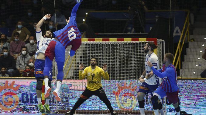 El jugador del Barcelona Dika Mem lanza a portería durante la final de la Copa del Rey de Balonmano que disputó ante el Fraikin Granollers en el Pabellón Fernando Argüelles de Antequera (Málaga). EFE
