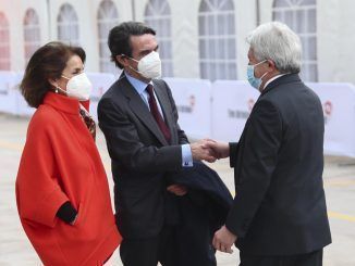 El expresidente del gobierno español José María Aznar (c), su esposa, la exalcaldesa de Madrid, Ana Botella, y el presidente del Atlético de Madrid, Enrique Cerezo, asisten este martes a la inauguración de la Clínica CEMTRO III, cuyas instalaciones se ubican en el nuevo Centro Comercial Mirasierra Gallery, en Madrid. EFE/Miguel Oses