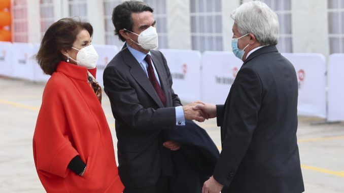 El expresidente del gobierno español José María Aznar (c), su esposa, la exalcaldesa de Madrid, Ana Botella, y el presidente del Atlético de Madrid, Enrique Cerezo, asisten este martes a la inauguración de la Clínica CEMTRO III, cuyas instalaciones se ubican en el nuevo Centro Comercial Mirasierra Gallery, en Madrid. EFE/Miguel Oses
