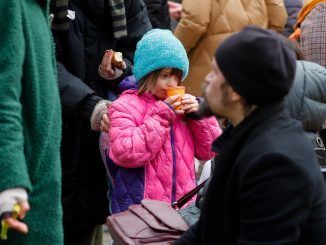 Entre refugiados y desplazados internos, Acnur teme que unos 10 millones de ucranianos, casi la cuarta parte de la población total del país, se han visto obligados a dejar sus hogares, en palabras del alto comisionado de esa Agencia, Filippo Grandi. Fotografía de archivo. EFE/EPA/STEPHANIE LECOCQ