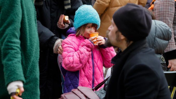 Entre refugiados y desplazados internos, Acnur teme que unos 10 millones de ucranianos, casi la cuarta parte de la población total del país, se han visto obligados a dejar sus hogares, en palabras del alto comisionado de esa Agencia, Filippo Grandi. Fotografía de archivo. EFE/EPA/STEPHANIE LECOCQ
