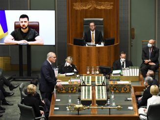 Un momento de la intervención por videoconferencia del presidente ucraniano, Volodimir Zelenski (en la pantalla) en el Parlamento australiano, en Canberra. EFE/EPA/LUKAS COCH