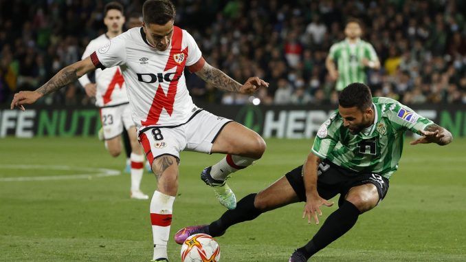 El delantero brasileño Willian José (d), del Real Betis, disputa el partido ante el centrocampista argentino del Rayo Óscar Trejo (i) en una imagen de archivo. EFE/Julio Muñoz
