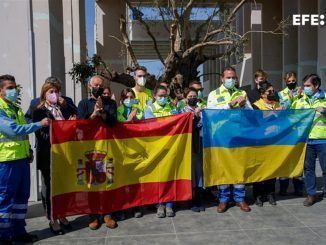 Despedida del contingente de ocho voluntarios de la escuela de Servicios Médicos de Asistencia de Urgencias (SAMU) de Gelves (Sevilla) que parten este miércoles hacia Tulcea (Rumanía ) en la frontera sur de Ucrania para desplegar un dispositivo de atención a los refugiados. EFE/Julio Muñoz