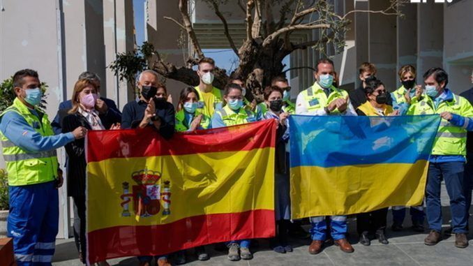 Despedida del contingente de ocho voluntarios de la escuela de Servicios Médicos de Asistencia de Urgencias (SAMU) de Gelves (Sevilla) que parten este miércoles hacia Tulcea (Rumanía ) en la frontera sur de Ucrania para desplegar un dispositivo de atención a los refugiados. EFE/Julio Muñoz
