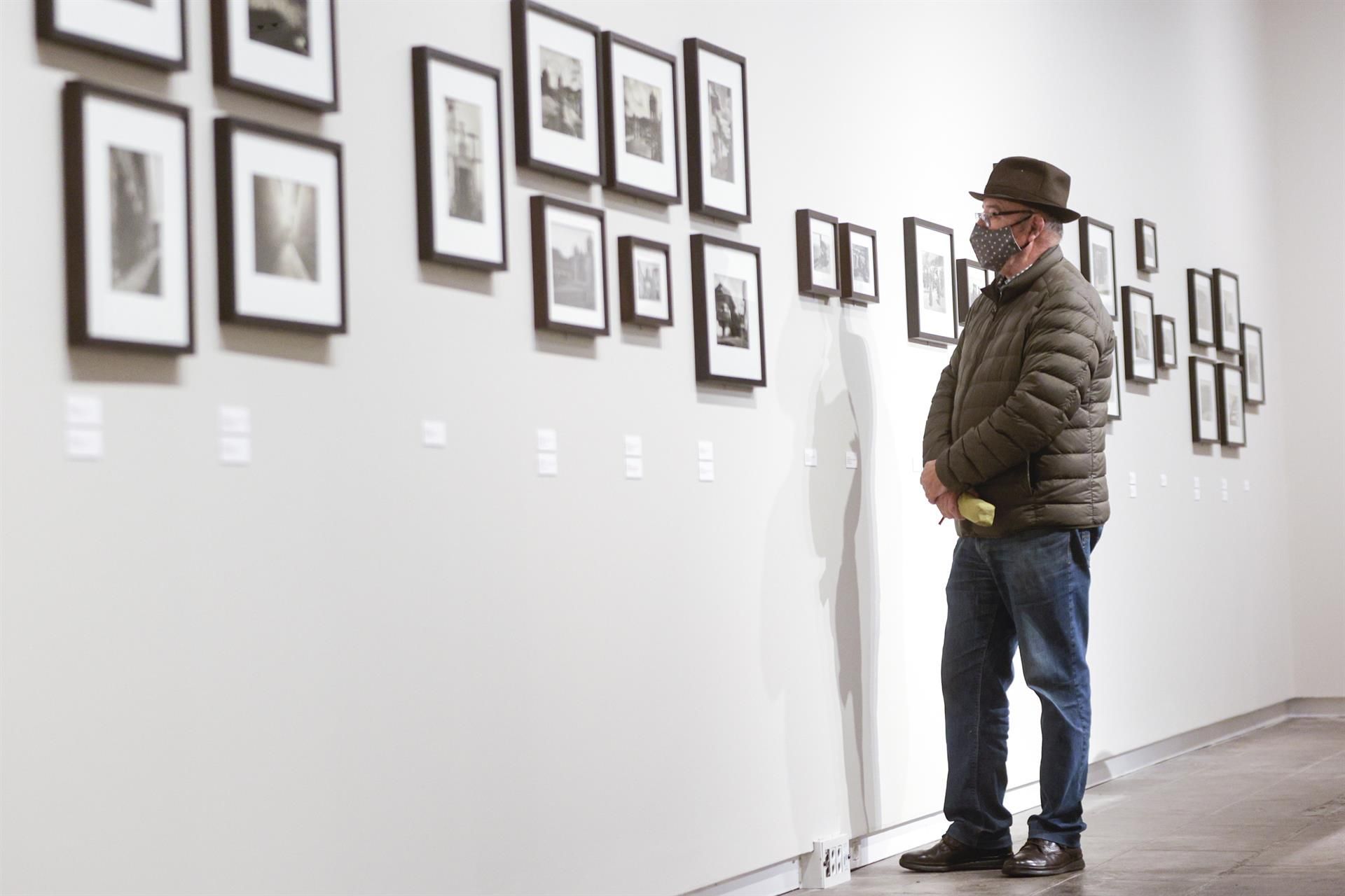 La Fundación Foto Colectania confronta en la primera exposición antológica dedicada a Martín Chambi su obra con la de otros fotógrafos contemporáneos que retrataron y documentaron los Andes peruanos, como Irving Penn, Eugene Harris o Robert Frank. EFE/Quique García
