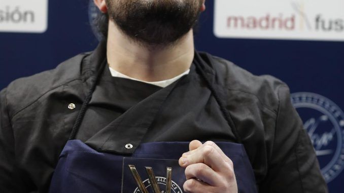 El chef Pedro Aguilera. del restaurante Mesón Sabor Andaluz de Alcalá del Valle, Cádiz, recoge el premio al "Cocinero Revelación". EFE/Javier Lizón
