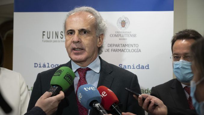 Enrique Ruiz Escudero atiende a la prensa en el ámbito de su participación en el encuentro Diálogos en Salud y Sanidad. EFE/ Fernando Villar
