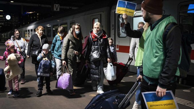 Un grupo de refugiados ucranianos a su llegada, esta madrugada, a la estación de tren de Amsterdam, Holanda. EFE/EPA/RAMON VAN FLYMEN
