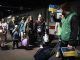 Un grupo de refugiados ucranianos a su llegada, esta madrugada, a la estación de tren de Amsterdam, Holanda. EFE/EPA/RAMON VAN FLYMEN