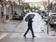 Un hombre pasea bajo la lluvia por las calles de Mahón, Menorca este jueves. La entrada, en la segunda mitad del día, de un frente atlántico con una masa de aire frío del norte traerá descenso de temperaturas y precipitaciones que afectarán al Cantábrico, donde pueden ser localmente persistentes, y se moverán del noroeste hacia sudeste afectando además a Galicia, zonas de la Meseta, Andalucía y nordeste peninsular, según informa la Aemet. EFE/ David Arquimbau Sintes