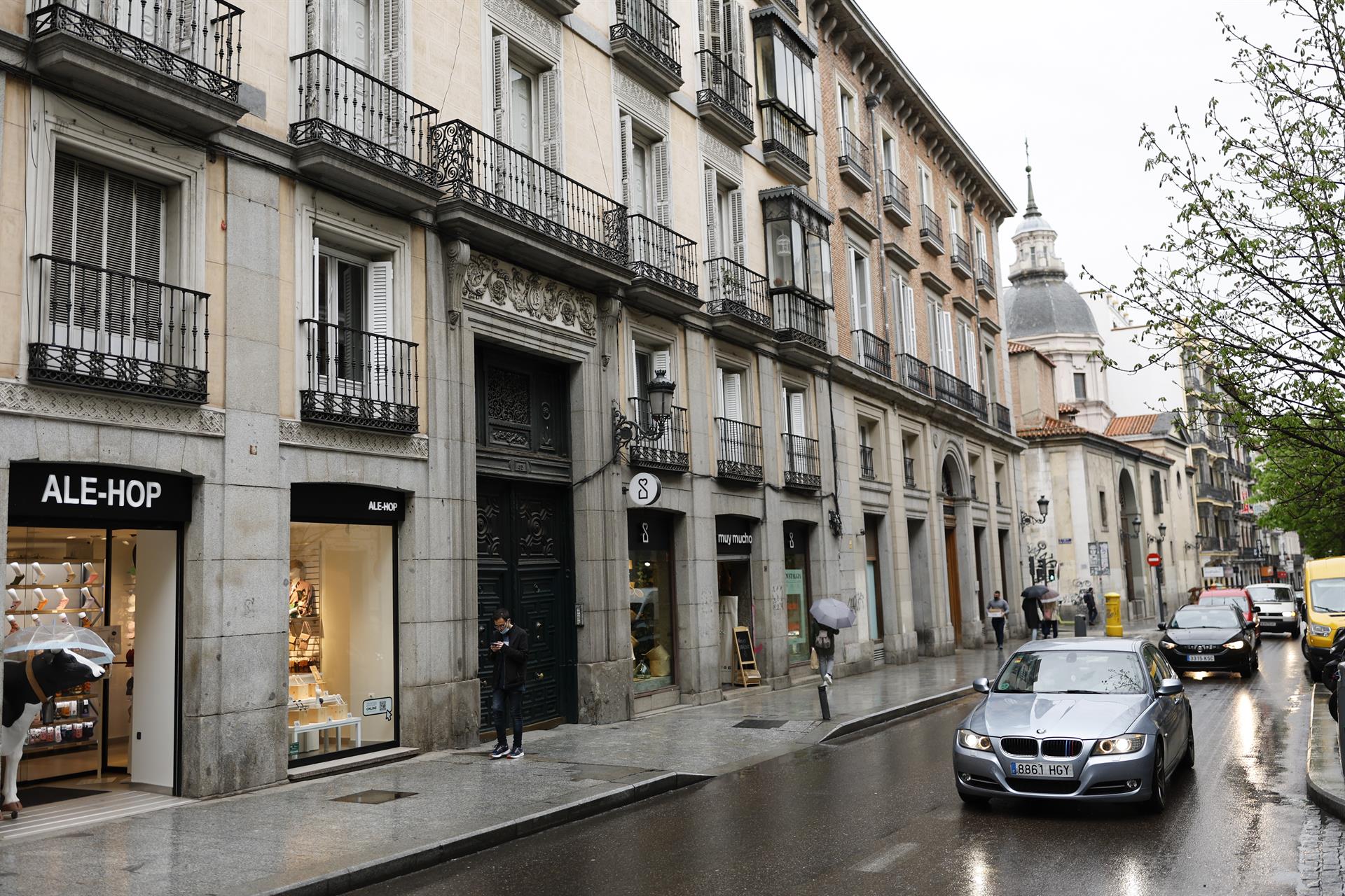 La Policía Nacional ha encontrado los cadáveres en estado de descomposición, sin signos de violencia, de una mujer de 90 años y su hijo de 50 en su domicilio en la calle Atocha de Madrid, donde murieron hace pocos días por causas naturales y en un corto espacio de tiempo. EFE/Rodrigo Jiménez
