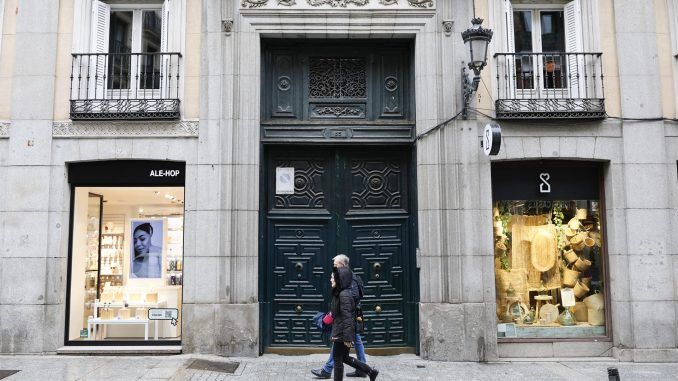 La Policía Nacional ha encontrado los cadáveres en estado de descomposición, sin signos de violencia, de una mujer de 90 años y su hijo de 50 en su domicilio en la calle Atocha de Madrid, donde murieron hace pocos días por causas naturales y en un corto espacio de tiempo. EFE/Rodrigo Jiménez
