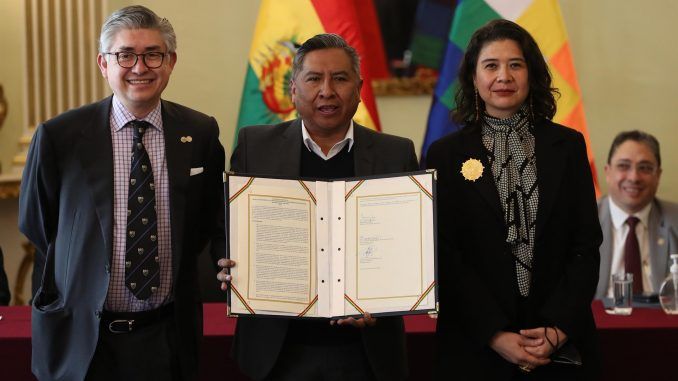 El canciller boliviano, Rogelio Mayta (c); la secretaria ejecutiva de la CIDH, la mexicana Tania Reneaum (d), y el relator de la CIDH para Bolivia Joel Hernández muestran un documento firmado conjuntamente durante una reunión hoy en La Paz (Bolivia), este 22 de marzo de 2022. EFE/ Martin Alipaz
