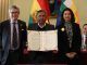 El canciller boliviano, Rogelio Mayta (c); la secretaria ejecutiva de la CIDH, la mexicana Tania Reneaum (d), y el relator de la CIDH para Bolivia Joel Hernández muestran un documento firmado conjuntamente durante una reunión hoy en La Paz (Bolivia), este 22 de marzo de 2022. EFE/ Martin Alipaz