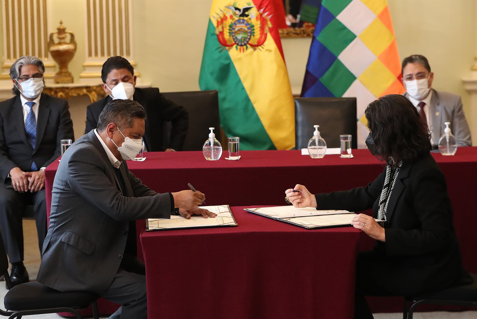 El canciller boliviano, Rogelio Mayta (i), y la secretaria ejecutiva de la CIDH, la mexicana Tania Reneaum (d), se reúnen en La Paz (Bolivia), este 22 de marzo de 2022. EFE/ Martin Alipaz
