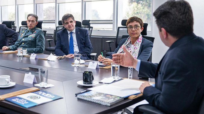 Fotografía cedida por la oficina de prensa del Ministerio de Defensa de una reunión entre la directora general de la Guardia Civil española, María Gámez (2d) y el ministro de Defensa de Colombia, Diego Molano (d) hoy, en Bogotá (Colombia). EFE/MINISTERIO DE DEFENSA
