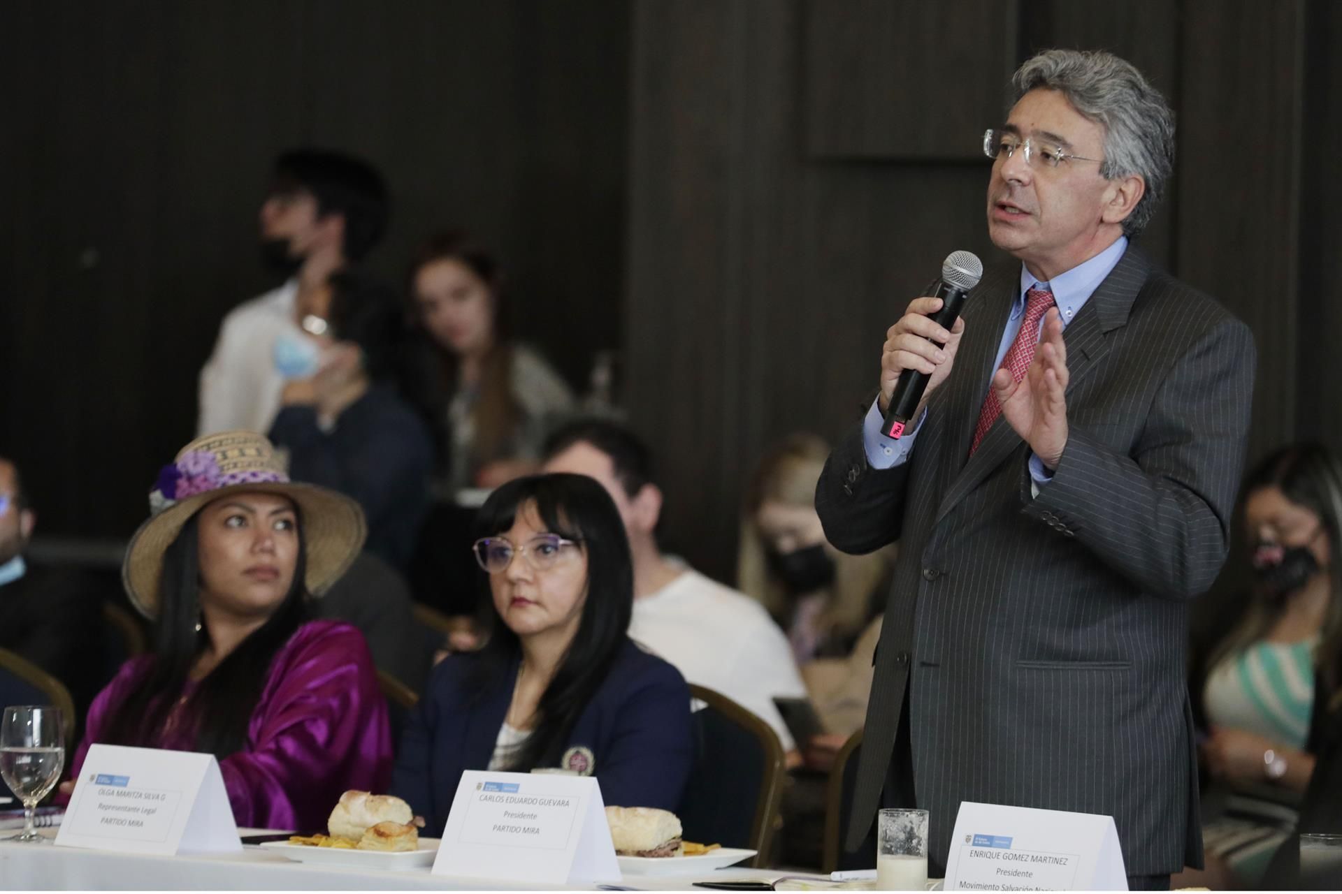 El candidato a la presidencia de Colombia por Salvación Nacional Enrique Gómez (d), habla junto a integrantes de la Misión de Observación Electoral durante una reunión hoy, con el registrador nacional del Estado Civil, Alexander Vega en Bogotá (Colombia). EFE/Carlos Ortega
