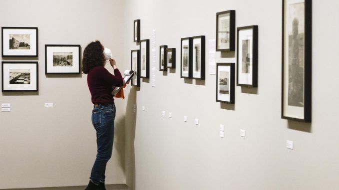 La Fundación Foto Colectania confronta en la primera exposición antológica dedicada a Martín Chambi su obra con la de otros fotógrafos contemporáneos que retrataron y documentaron los Andes peruanos, como Irving Penn, Eugene Harris o Robert Frank. EFE/Quique García
