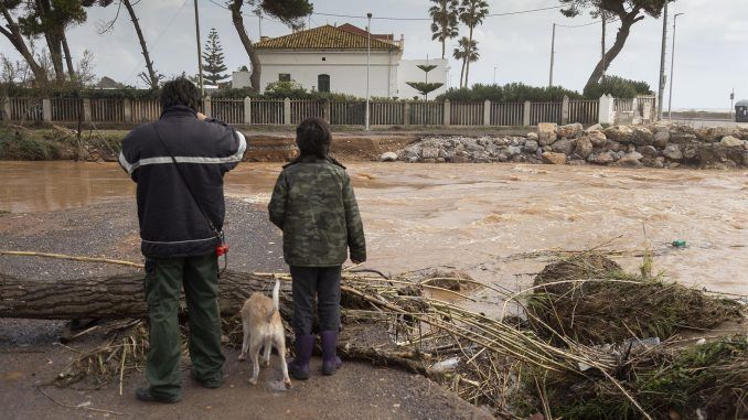 El río Anna en su desembocadura en la Playa de Burriana tras las lluvias de este martes. EFE/Domenech Castelló
