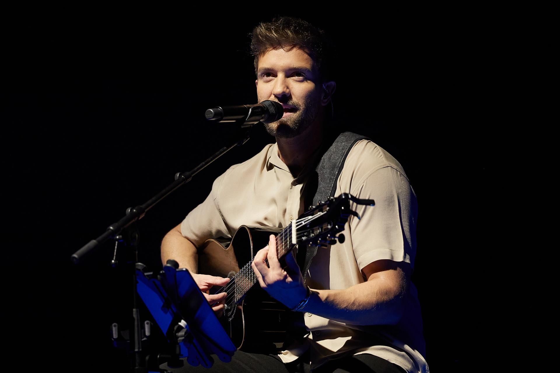 El cantante Pablo Alborán durante el concierto ofrecido este martes en el Auditorio Nacional, en Madrid. EFE/Miguel Osés
