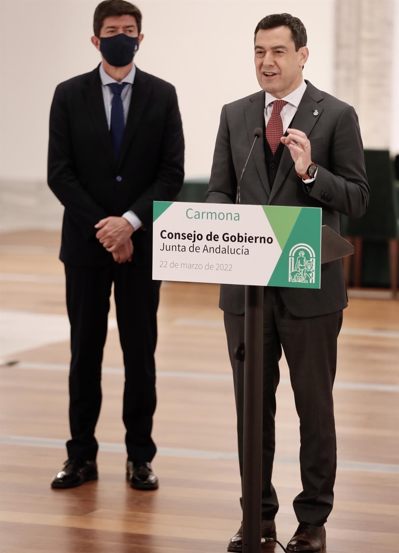 El presidente de la Junta de Andalucía, Juanma Moreno (d), acompañado del vicepresidente de la Junta, Juan Marín (Cs), durante la rueda de prensa tras la reunión del Consejo de Gobierno andaluz que, hoy martes, se ha celebrado en Carmona (Sevilla). EFE/José Manuel Vidal
