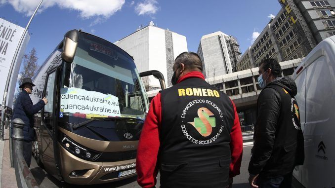 Un autocar con ayuda médica recogida por Farmacéuticos Solidarios partió este domingo desde Madrid con destino a la frontera de Ucrania y Polonia. EFE/David Fernández
