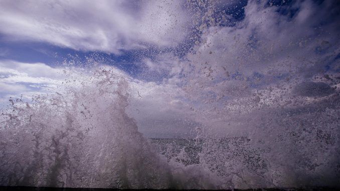 Imagen de rompeolas en los Baños del Carmen en Málaga. EFE/Archivo
