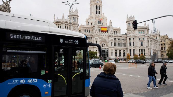 Imagen de archivo de un autobús de la EMT en una de las paradas de la Plaza de Cibeles. EFE/Luca Piergiovanni.
