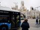 Imagen de archivo de un autobús de la EMT en una de las paradas de la Plaza de Cibeles. EFE/Luca Piergiovanni.