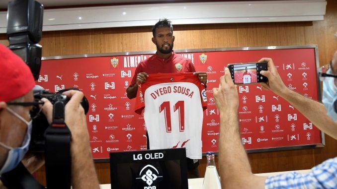 El delantero brasileño nacionalizado portugués Dyego Souza, durante su presentación el pasado septiembre como jugador del Almería. EFE/Carlos Barba/ARCHIVO
