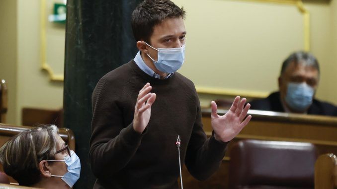 El portavoz de Más País, Íñigo Errejón, interpela al Gobierno durante la sesión de control celebrada este miércoles en el Congreso de los Diputados. EFE/Juan Carlos Hidalgo
