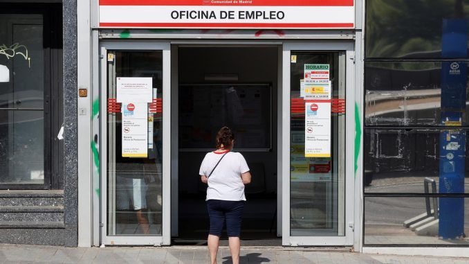 Una mujer aguarda a las puertas de una oficina de empleo, en una imagen de archivo. EFE/Juan Carlos Hidalgo