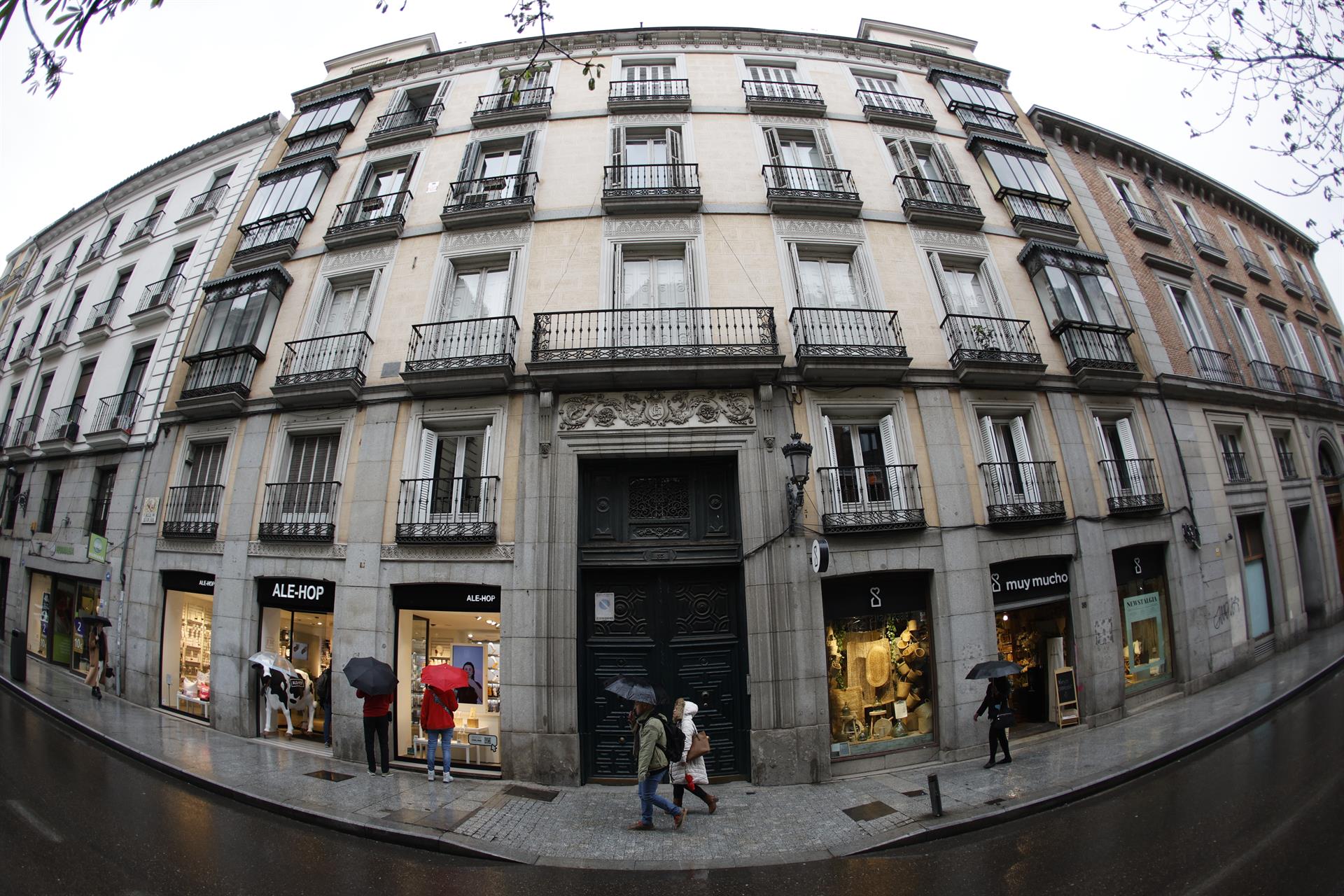 La Policía Nacional ha encontrado los cadáveres en estado de descomposición, sin signos de violencia, de una mujer de 90 años y su hijo de 50 en su domicilio en la calle Atocha de Madrid, donde murieron hace pocos días por causas naturales y en un corto espacio de tiempo. EFE/Rodrigo Jiménez
