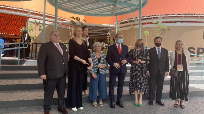 Foto de familia con el presidente aragonés, Javier Lambán (c), durante una visita al pabellón de España en la Expo de Dubái el 22 de marzo de 2022. EFE/Noemí Jabois
