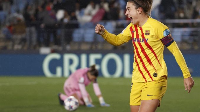 Alexia Putellas, centrocampista del Barcelona, celebra tras marcar el 1-3 durante el encuentro de cuartos de final de Liga de Campeones femenina entre el Real Madrid y el FC Barcelona, en el estadio Alfredo Di Stéfano en Madrid. EFE/ Juanjo Martín
