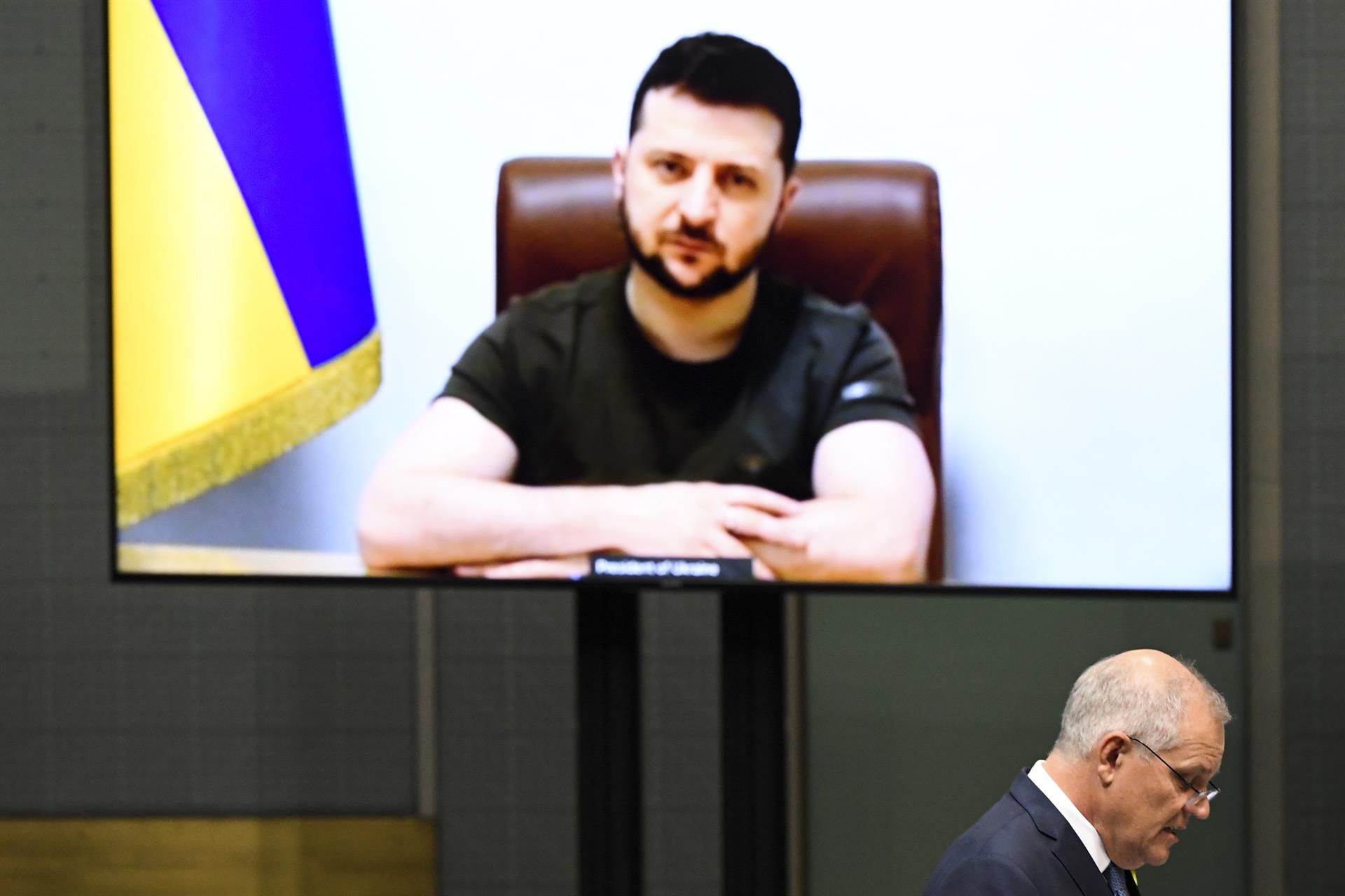 Un momento de la intervención por videoconferencia del presidente ucraniano, Volodimir Zelenski (en la pantalla) en el Parlamento australiano, en Canberra. EFE/EPA/LUKAS COCH
