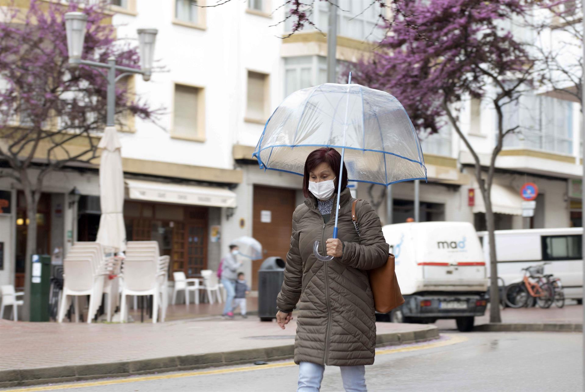 Una mujer pasea bajo la lluvia por las calles de Mahón, Menorca este jueves. La entrada, en la segunda mitad del día, de un frente atlántico con una masa de aire frío del norte traerá descenso de temperaturas y precipitaciones que afectarán al Cantábrico, donde pueden ser localmente persistentes, y se moverán del noroeste hacia sudeste afectando además a Galicia, zonas de la Meseta, Andalucía y nordeste peninsular, según informa la Aemet. EFE/ David Arquimbau Sintes
