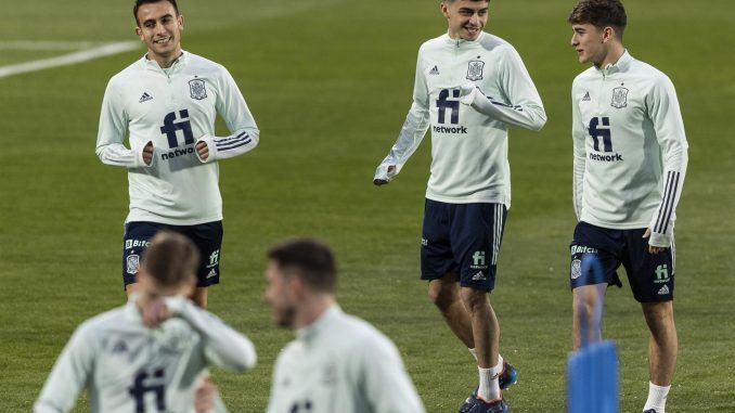 Los futbolistas de la selección española (i-d) Éric García, Pedri y Gavi participan en el entrenamiento de este martes en la Ciudad del Fútbol de Las Rozas, en Madrid, para preparar los partidos amistosos frente a Albania e Islandia. EFE/Rodrigo Jiménez
