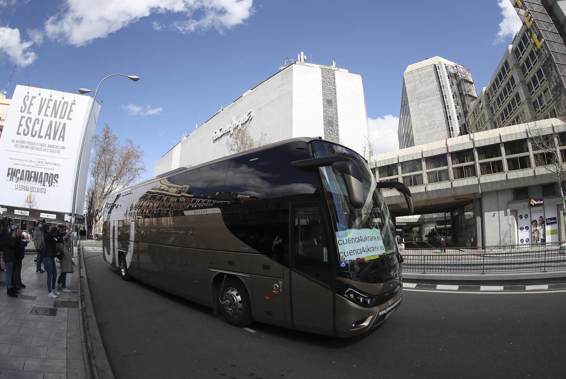 Un autocar con ayuda médica recogida por Farmacéuticos Solidarios partió este domingo desde Madrid con destino a la frontera de Ucrania y Polonia. EFE/David Fernández 