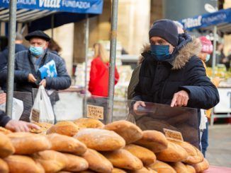 Un hombre compra en un puesto de pan, en un imagen de archivo. EFE/David Aguilar